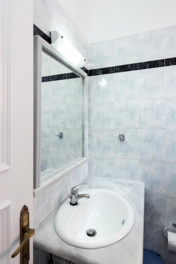Eriva Hotel Ахарави Екстериор снимка